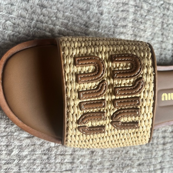 Crafted of ultra-luxe raffia, Miu Miu slides - Picture 4 of 8